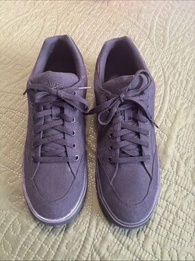 New Nike Men’s Black Canvas Low-Top Sneakers.